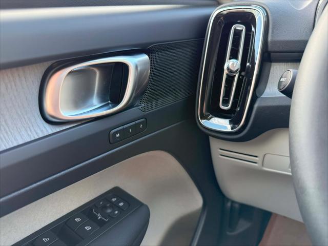 2026 Volvo XC40 Plus, B5 AWD Gas (mild hybrid), Dark