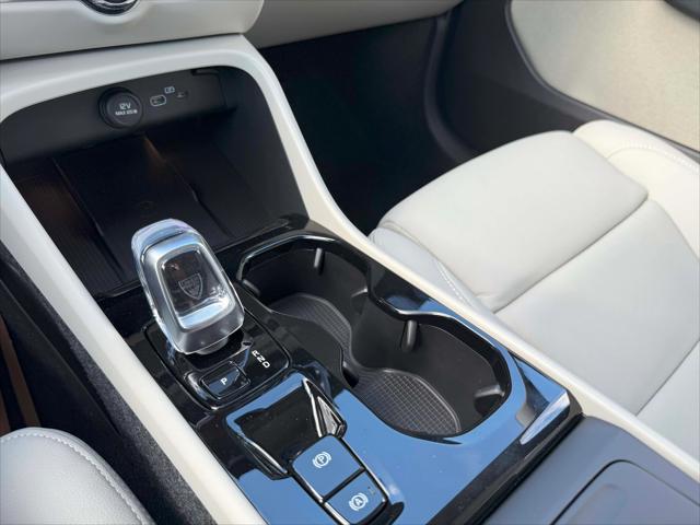2026 Volvo XC40 Plus, B5 AWD Gas (mild hybrid), Dark