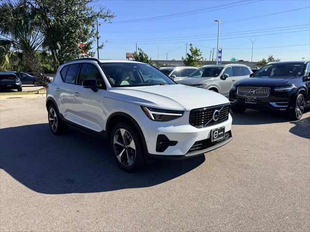 2026 Volvo XC40 Plus, B5 AWD Gas (mild hybrid), Dark