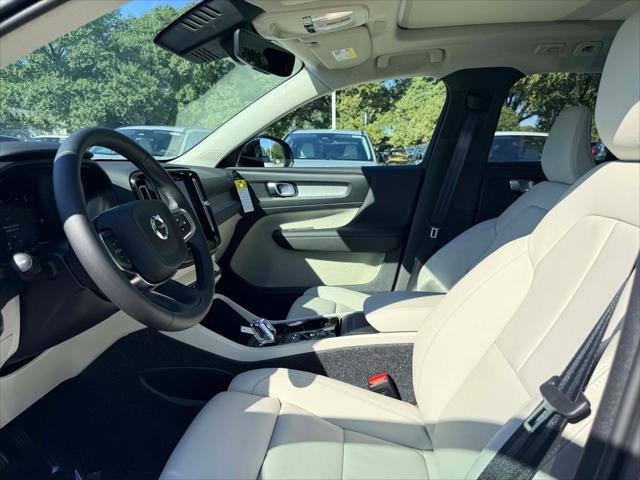 2026 Volvo XC40 Plus, B5 AWD Gas (mild hybrid), Dark