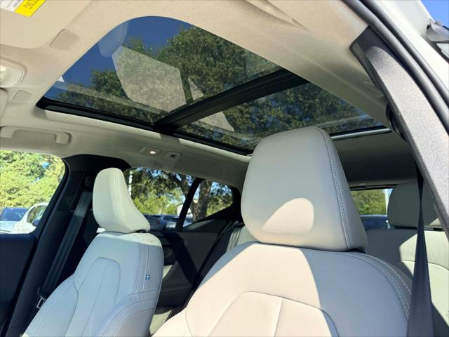 2026 Volvo XC40 Plus, B5 AWD Gas (mild hybrid), Dark