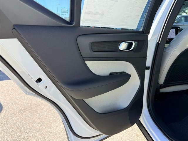2026 Volvo XC40 Plus, B5 AWD Gas (mild hybrid), Dark