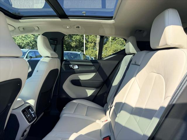 2026 Volvo XC40 Plus, B5 AWD Gas (mild hybrid), Dark