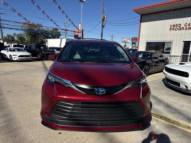 2025 Toyota Sienna LE