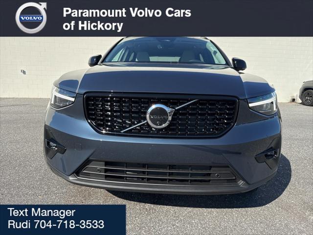 2026 Volvo XC40 Plus, B4 FWD Gas (mild hybrid), Dark