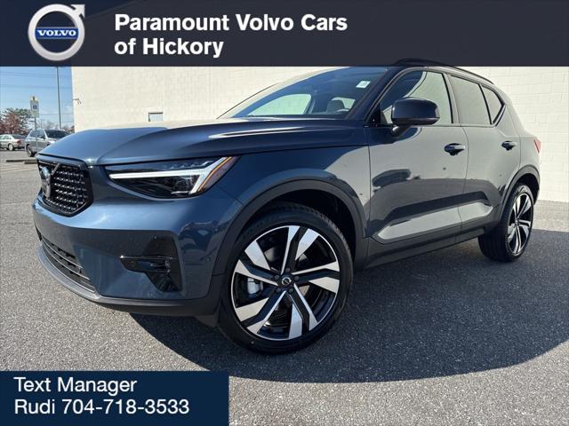2026 Volvo XC40 Plus, B4 FWD Gas (mild hybrid), Dark