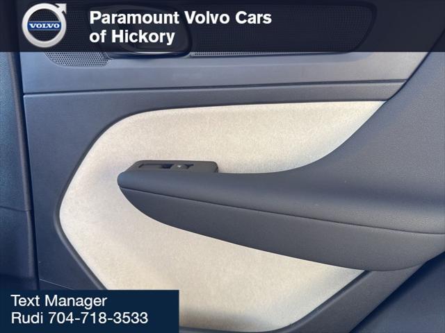 2026 Volvo XC40 Plus, B4 FWD Gas (mild hybrid), Dark