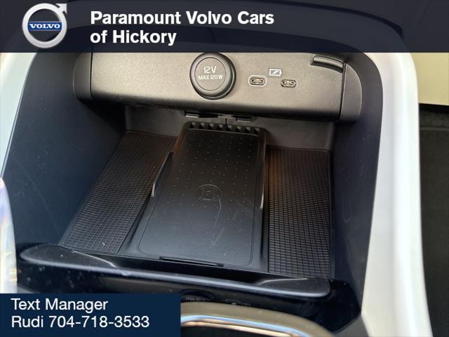 2026 Volvo XC40 Plus, B4 FWD Gas (mild hybrid), Dark