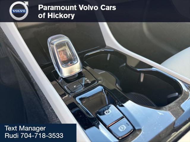 2026 Volvo XC40 Plus, B4 FWD Gas (mild hybrid), Dark