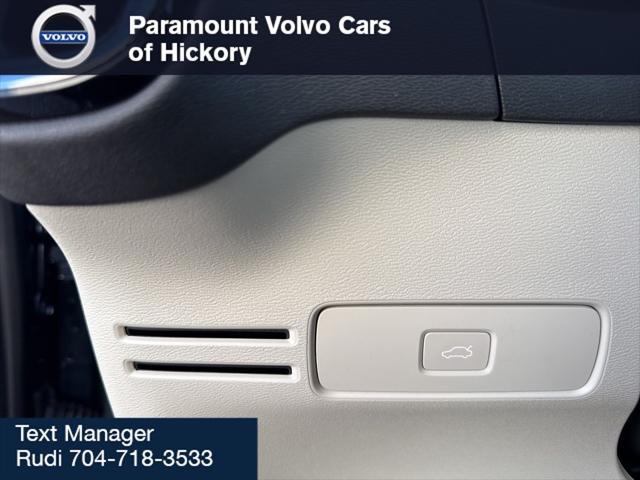 2026 Volvo XC40 Plus, B4 FWD Gas (mild hybrid), Dark