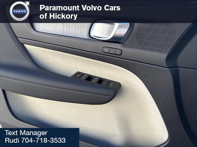 2026 Volvo XC40 Plus, B4 FWD Gas (mild hybrid), Dark
