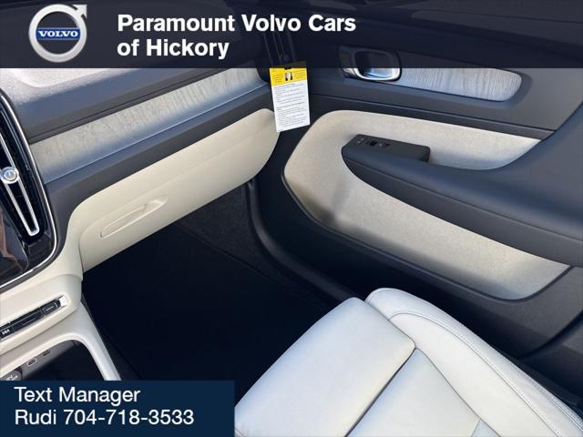 2026 Volvo XC40 Plus, B4 FWD Gas (mild hybrid), Dark