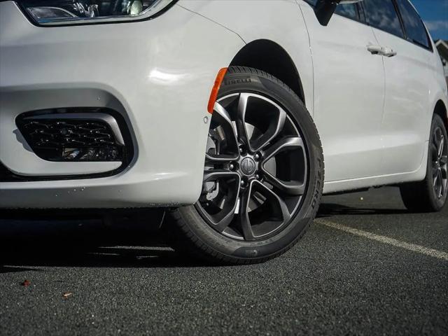 2026 Chrysler Pacifica Select AWD
