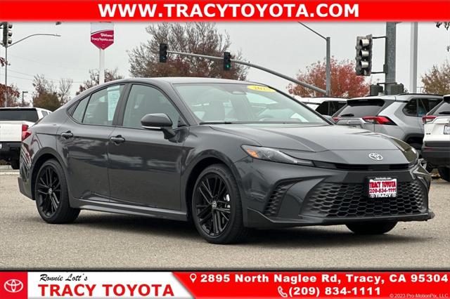 2025 Toyota Camry SE's photo