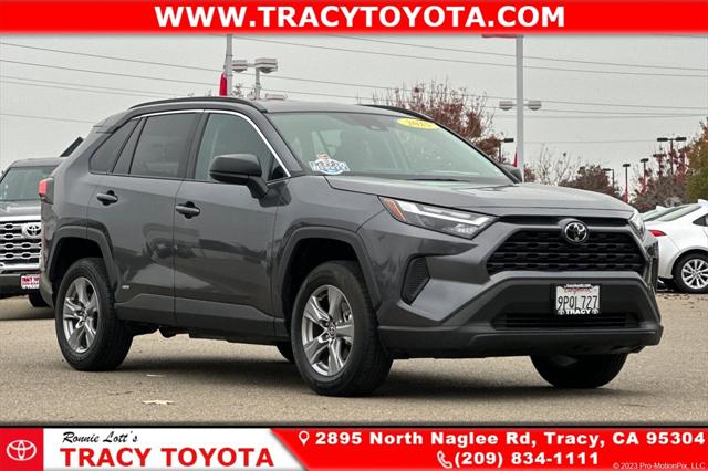 2025 Toyota RAV4 LE's photo