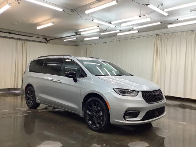 2026 Chrysler Pacifica Select AWD