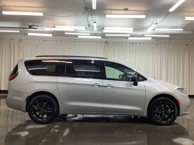 2026 Chrysler Pacifica Select AWD