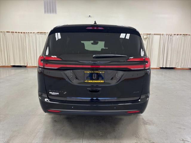 2026 Chrysler Pacifica Select AWD