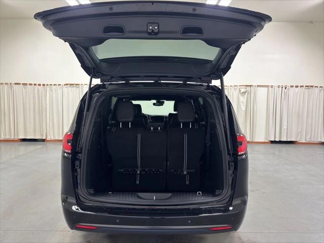 2026 Chrysler Pacifica Select AWD