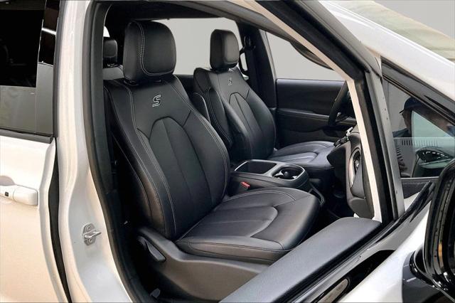 2026 Chrysler Pacifica Select AWD