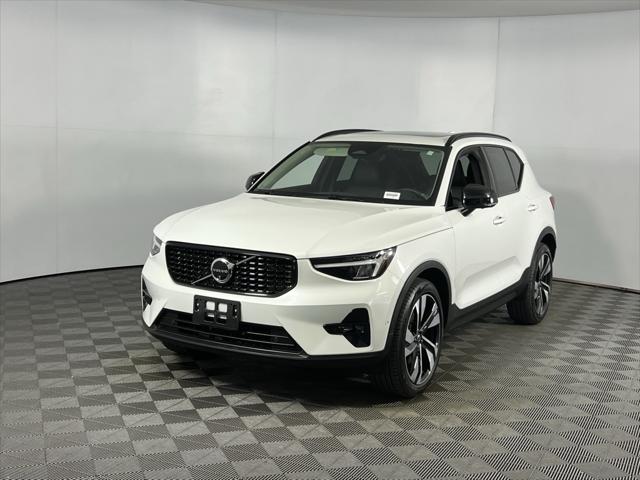 2025 Volvo XC40 B5 Plus Dark Theme 2025 Volvo XC40 B5 Plus Dark Theme