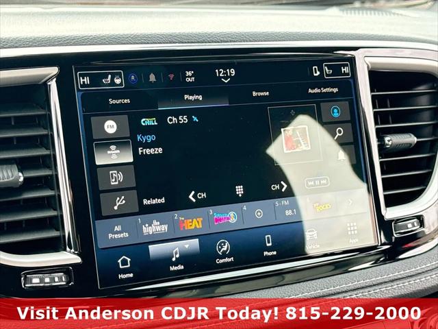 2026 Chrysler Pacifica Select AWD
