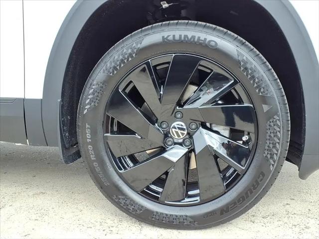 2026 Volkswagen Atlas Cross Sport SE with Technology