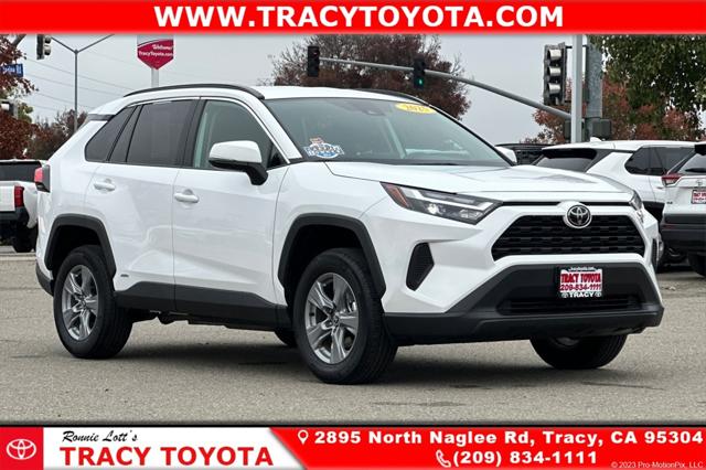 2025 Toyota RAV4 XLE's photo
