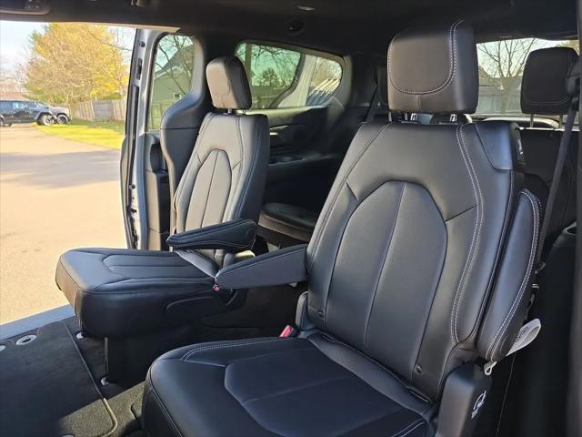 2026 Chrysler Pacifica Select AWD