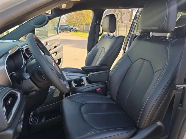 2026 Chrysler Pacifica Select AWD