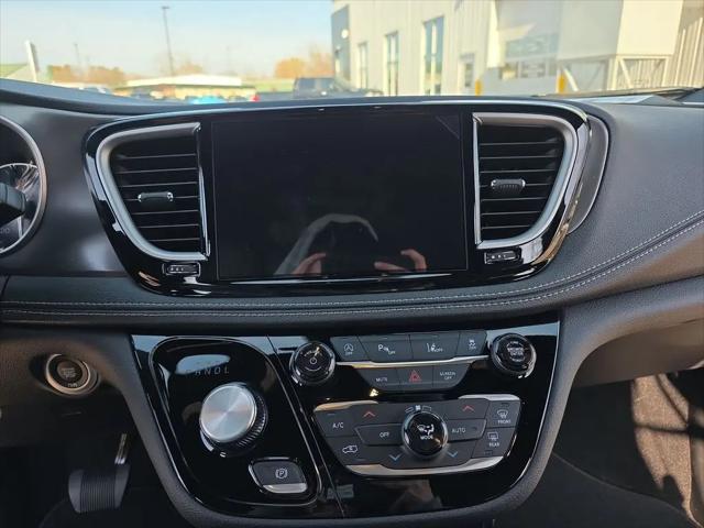 2026 Chrysler Pacifica Select AWD