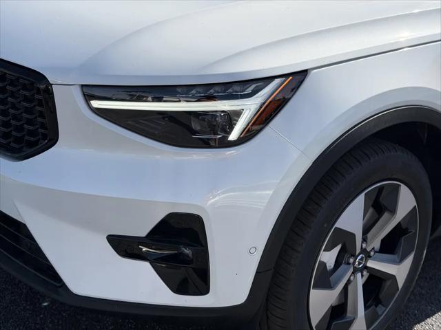 2026 Volvo XC40 Plus, B5 AWD Gas (mild hybrid), Dark