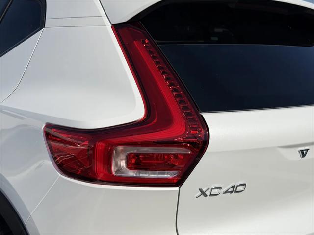 2026 Volvo XC40 Plus, B5 AWD Gas (mild hybrid), Dark