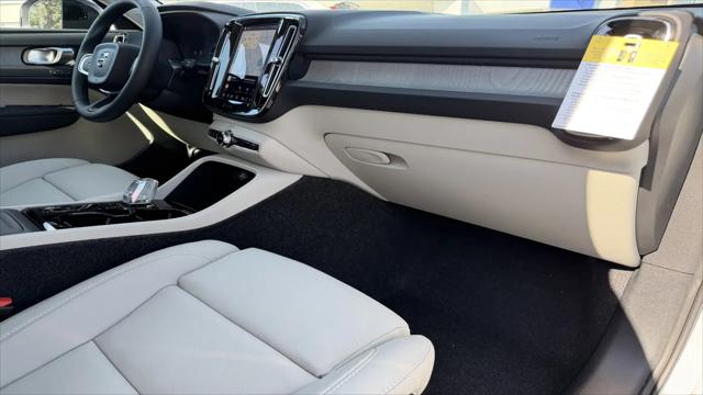 2026 Volvo XC40 Plus, B5 AWD Gas (mild hybrid), Dark