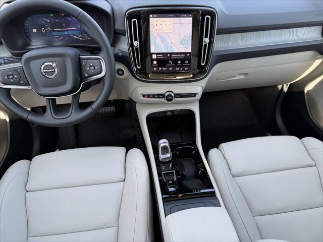 2026 Volvo XC40 Plus, B5 AWD Gas (mild hybrid), Dark