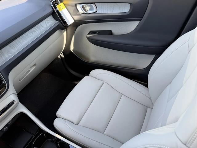 2026 Volvo XC40 Plus, B5 AWD Gas (mild hybrid), Dark