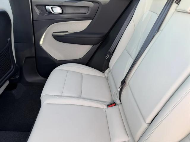 2026 Volvo XC40 Plus, B5 AWD Gas (mild hybrid), Dark