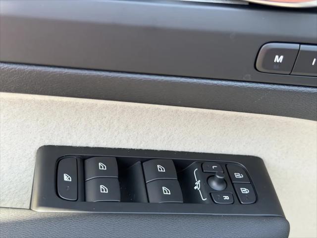 2026 Volvo XC40 Plus, B5 AWD Gas (mild hybrid), Dark
