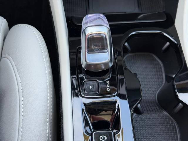 2026 Volvo XC40 Plus, B5 AWD Gas (mild hybrid), Dark