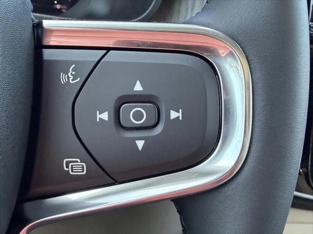 2026 Volvo XC40 Plus, B5 AWD Gas (mild hybrid), Dark