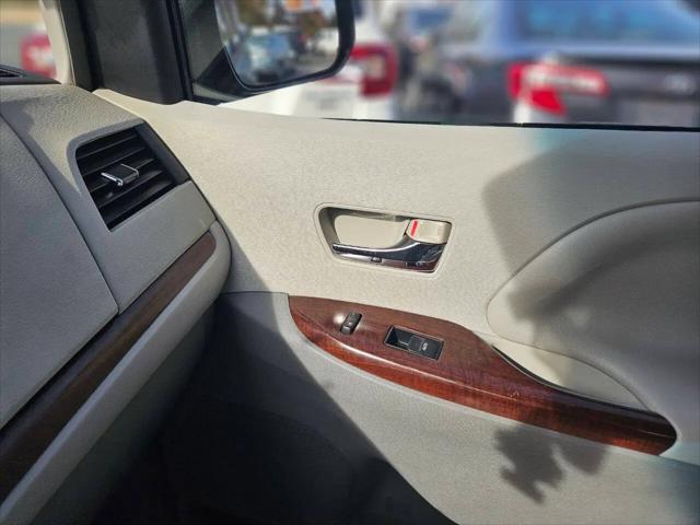 2014 Toyota Sienna XLE V6 8 Passenger