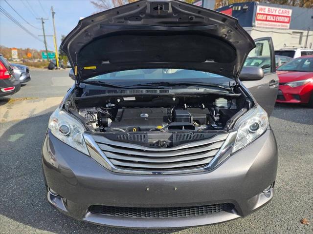 2014 Toyota Sienna XLE V6 8 Passenger