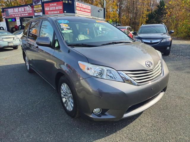 2014 Toyota Sienna XLE V6 8 Passenger