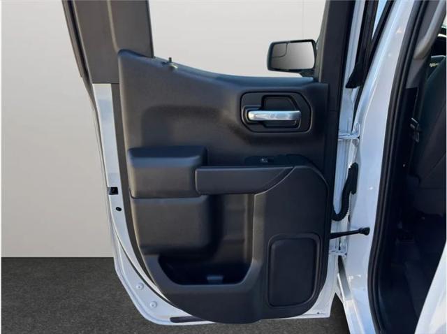2022 Chevrolet Silverado 1500 4WD Double Cab Standard Bed Custom