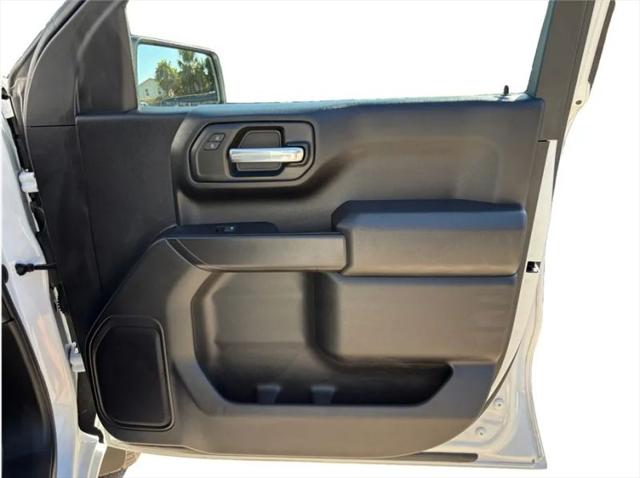 2022 Chevrolet Silverado 1500 4WD Double Cab Standard Bed Custom