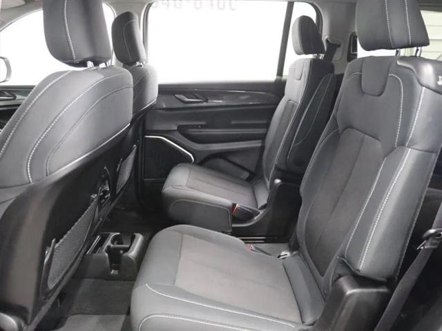 2022 Jeep Grand Cherokee L Laredo 4x4