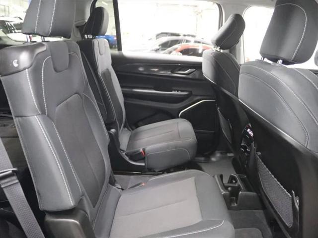2022 Jeep Grand Cherokee L Laredo 4x4