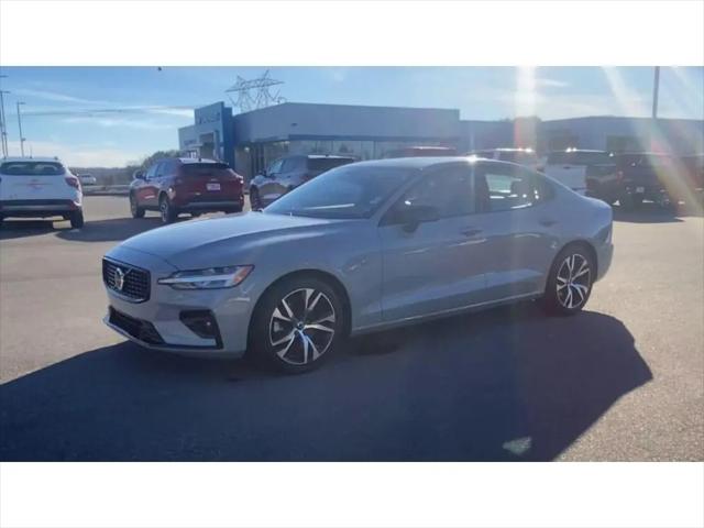 2024 Volvo S60 B5 Core Dark Theme