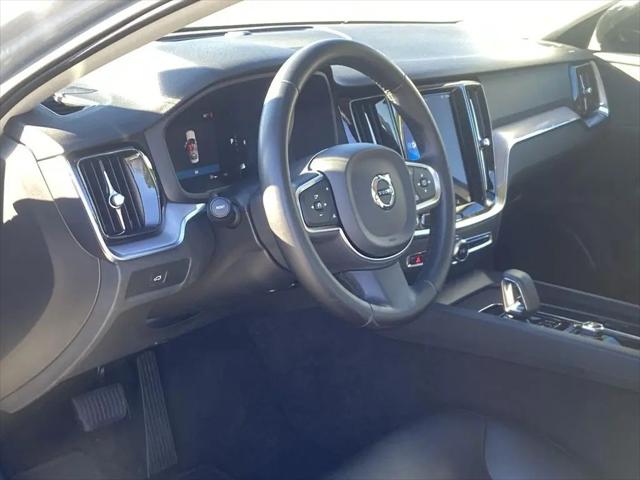 2024 Volvo S60 B5 Core Dark Theme