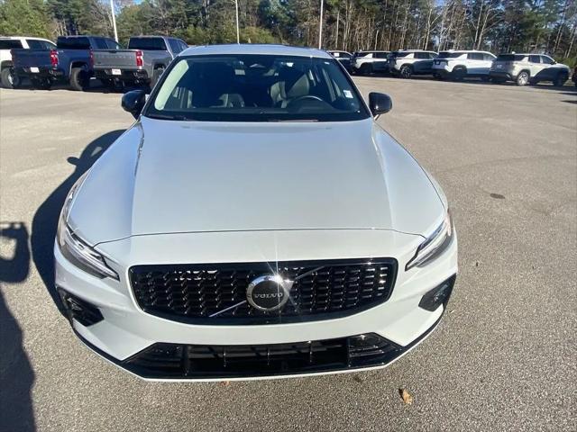2024 Volvo S60 B5 Core Dark Theme